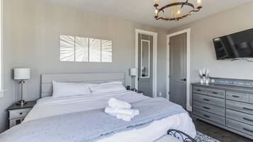 House, Multiple Beds, Hot Tub | 3 bedrooms, individually decorated, individually furnished, free WiFi