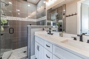Casa, letti multipli, idromassaggio | Bagno | Set di cortesia firmato, asciugamani, carta igienica