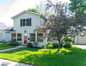 Exterior - Huemanns Haven Spacious 3 BR Close to Downtown (Lake Geneva)