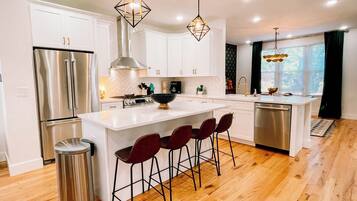 House, Multiple Beds, Pool Access, City View | Private kitchen | Fridge, microwave, oven, stovetop