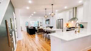 Maison, plusieurs lits, accès piscine, vue ville | Cuisine privée