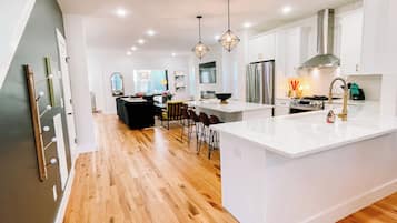 House, Multiple Beds, Pool Access, City View | Private kitchen | Fridge, microwave, oven, stovetop