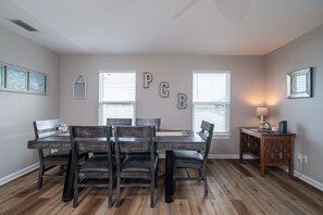 Casa, varias camas, balcón | Servicio de comidas en la habitación
