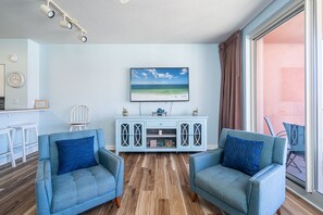 콘도, 침대(여러 개), 온수 욕조, 바다 전망 | 거실 공간 | TV