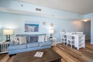 Apartamento, varias camas, bañera de hidromasaje, vistas al mar | Zona de estar | Una televisión