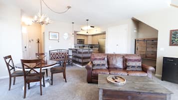 Condo, Multiple Beds, Hot Tub, Mountain View | In-room dining