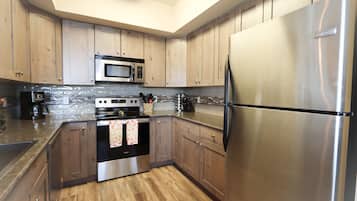 Condo, Multiple Beds, Hot Tub, Mountain View | Private kitchen | Fridge, microwave, oven, stovetop
