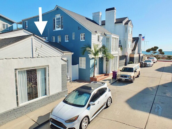 A residential street with houses, parked cars, and a clear sky. - Steps to Beach & Alamitos Bay - World Cup Venue Nearby (Long Beach)