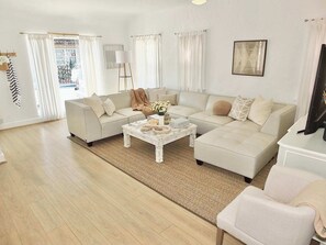 Maison, plusieurs lits, cuisine, vue partielle sur l'océan (Casetta al Mare) | Coin séjour | Télévision à écran plat de 42 pouces avec chaînes numériques, télévision