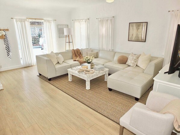 House, Multiple Beds, Kitchen, Partial Ocean View (Casetta al Mare) | Living area | 42-inch flat-screen TV with digital channels, TV - Steps to Beach & Alamitos Bay on LB Peninsula (Long Beach)