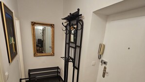 Ein Flur mit einer Bank, einem Spiegel und einer Tür.