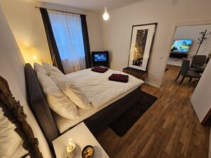 1 habitación, tabla de planchar con plancha, wifi gratis y ropa de cama