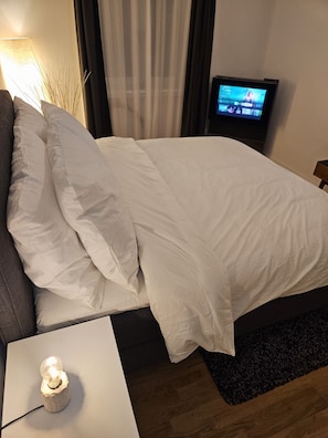 1 habitación, tabla de planchar con plancha, wifi gratis y ropa de cama