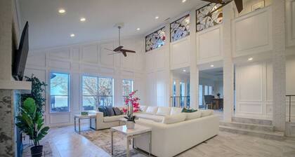 Lakefront Retreat w/ Balcony