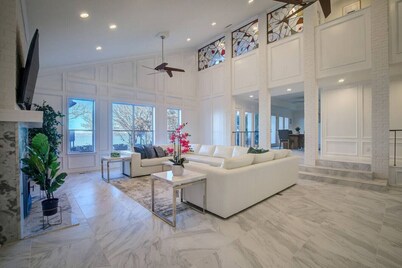 Lakefront Retreat w/ Balcony