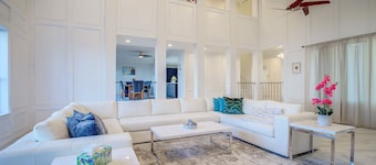 Million Dollar Lake house with Hot tub, King bed Fast Wi-Fi
