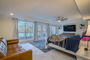 Escritorio, tabla de planchar con plancha, wifi y ropa de cama