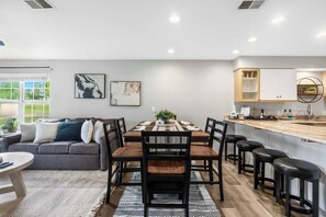 คอนโด, หลายเตียง, ระเบียง, วิวสนามกอล์ฟ (Catch the Sunrise) | ร้านอาหาร