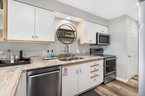 Lejlighed - flere senge - balkon - udsigt til golfbane (Catch the Sunrise) | Privat køkken | Kaffe-/temaskine