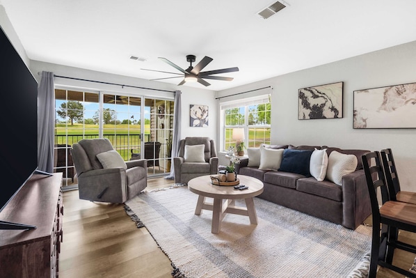 คอนโด, หลายเตียง, ระเบียง, วิวสนามกอล์ฟ (Catch the Sunrise) | บริเวณนั่งเล่น | ทีวีจอแบน 42 นิ้ว พร้อมช่องดิจิตอล, เตาผิง