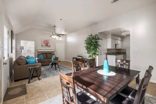 Casa, varias camas, chimenea | Servicio de comidas en la habitación