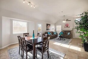 Huis, Meerdere bedden, open haard | Dineren op de kamer