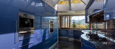 House, Multiple Beds, Hot Tub, Mountain View (Cliffside) | Private kitchen | Fridge, microwave, oven, stovetop