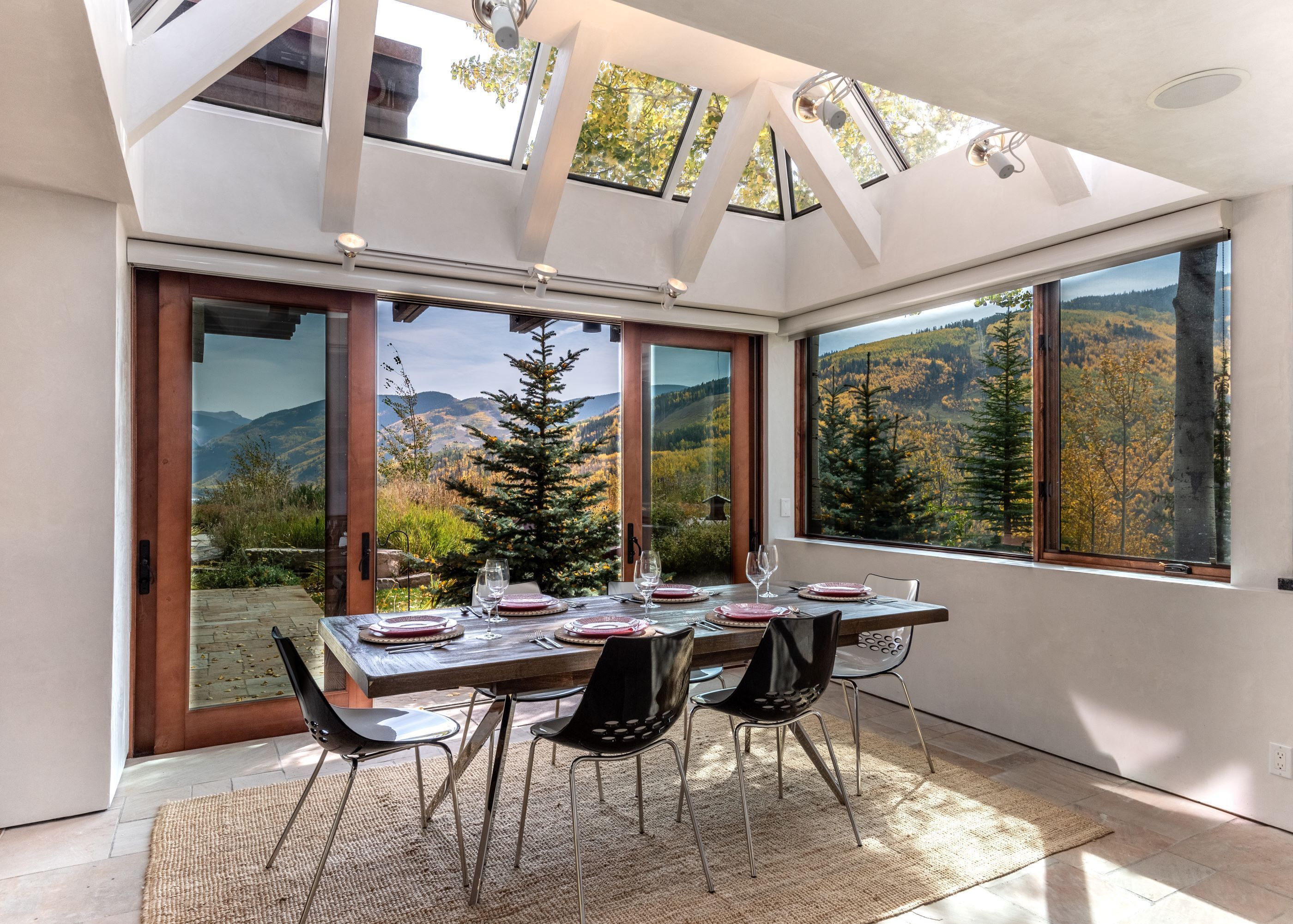 Hus, flere senger, spabadekar, fjellutsikt (Cliffside) | Spiseområde på rommet
