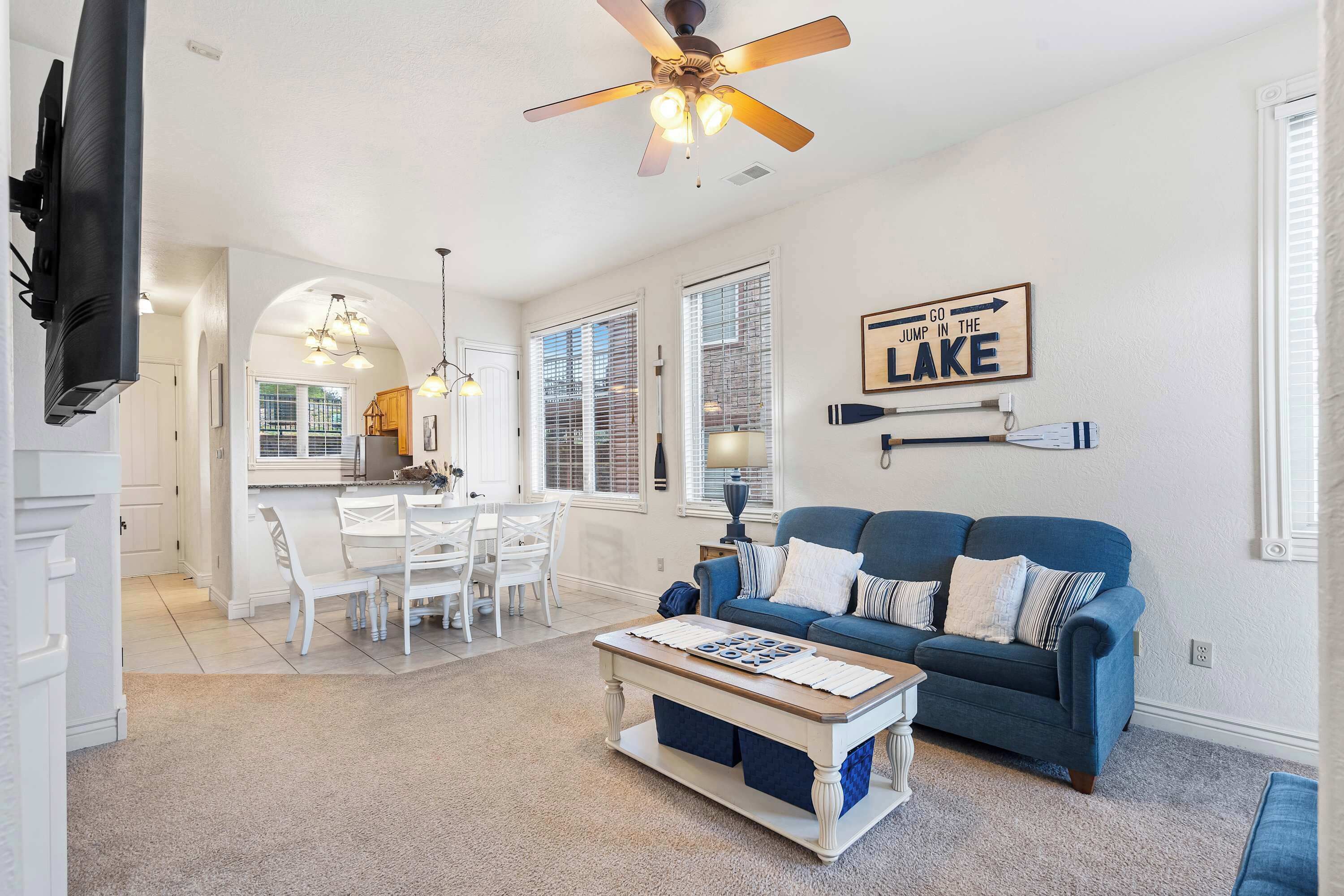 Condo, varias camas, balcón, vista a la montaña (Cliffside Lake Retreat ) | Área de sala de estar | Televisión de pantalla plana de 42 pulgadas con canales digitales 