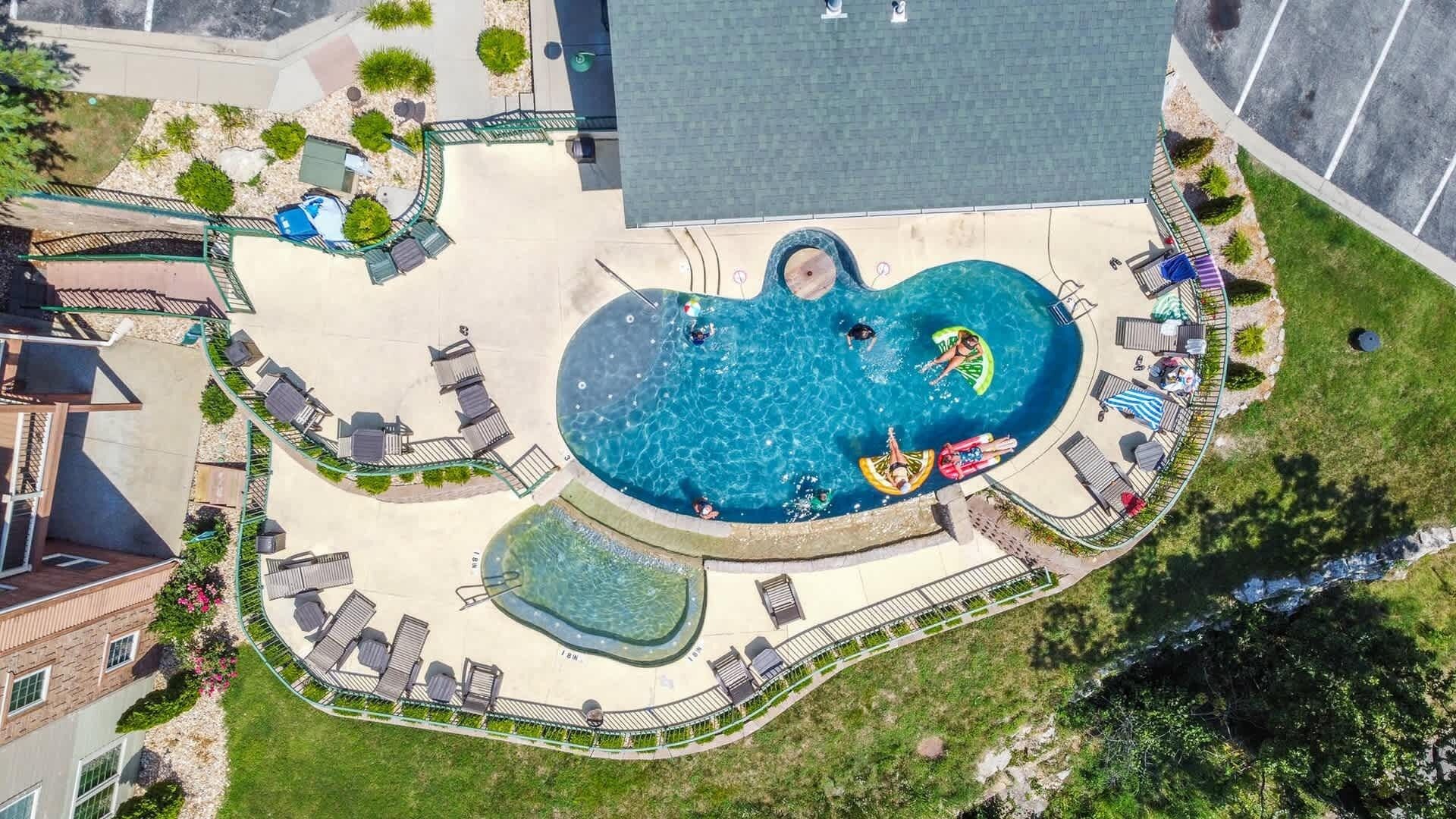 Una piscina al aire libre de temporada