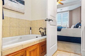 Condo, Multiple Beds, Balcony, Mountain View (Cliffside Lake Retreat ) | Bathroom
