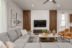 Hus - flera sängar - tillgång till pool - utsikt mot poolen | Vardagsrum | Tv