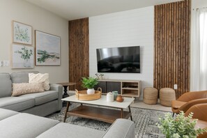 Hus - flera sängar - tillgång till pool - utsikt mot poolen | Vardagsrum | Tv