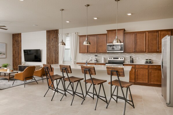 Hus - flera sängar - tillgång till pool - utsikt mot poolen | Eget kök | Kylskåp, mikrovågsugn, ugn och spishäll