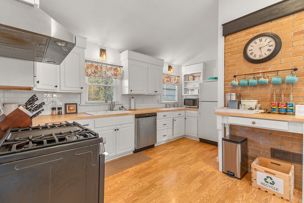 House, Multiple Beds, Lanai | Private kitchen | Fridge, microwave, oven, stovetop