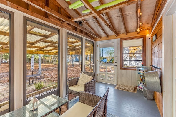 Outdoor dining - Cappawack Cottage (Mashpee)