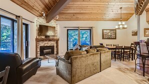 Apartment, Mehrere Betten, Whirlpool, Bergblick (Eagle on Skis) | Wohnbereich