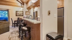 Apartment, Mehrere Betten, Whirlpool, Bergblick (Eagle on Skis) | Innenbereich