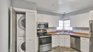 House, Multiple Beds, Pool Access, Garden View | Private kitchen | Fridge, microwave, oven, stovetop