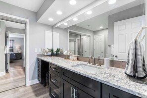 コンドミニアム ベッド (複数台) パティオ マウンテンビュー (Great Escape Duo) | バスルーム | ヘアドライヤー、タオル