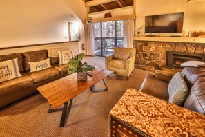 公寓式客房, 多张床, 热水浴缸 | 起居区 | 电视、壁炉