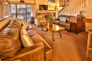 公寓式客房, 多张床, 热水浴缸 | 起居区 | 电视、壁炉