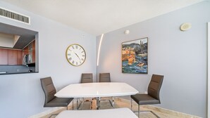 Apartment, Mehrere Betten, Balkon, Meerblick (A Breathtaking Oceanview) | Speisen