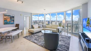 Apartamento, varias camas, balcón, vistas al mar (A Breathtaking Oceanview) | Zona de estar | Televisión de pantalla plana de 50 pulgadas con canales por cable