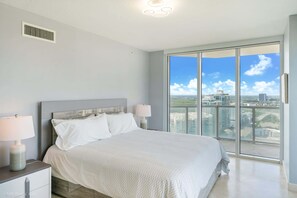 LÀgenhet - flera sÀngar - balkong - havsutsikt (A Breathtaking Oceanview) | 2 sovrum, individuell inredning, unika möbler och gratis wi-fi