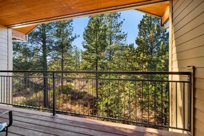 Condo, várias camas, acesso à piscina, vista para a montanha | Sacada