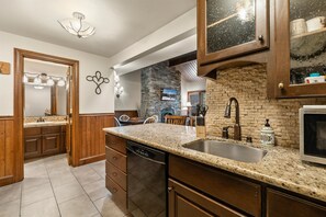 Condo, várias camas, acesso à piscina, vista para a montanha | Cozinha privada | Geladeira, micro-ondas, fogão, cooktop