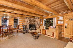 Huisje, Meerdere bedden, terras, uitzicht op bergen (The Log Home) | 3 slaapkamers, individueel gedecoreerd, individueel gemeubileerd