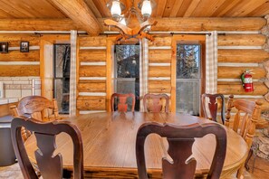 Huisje, Meerdere bedden, terras, uitzicht op bergen (The Log Home) | Dineren op de kamer