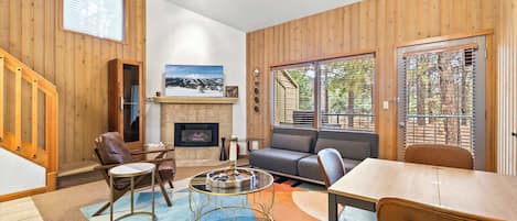 コンドミニアム ベッド (複数台) バルコニー ガーデンビュー (Ponderosa Hill at Mount Bachelor) | リビング エリア | 42 インチの薄型テレビ (デジタル放送視聴可)、暖炉